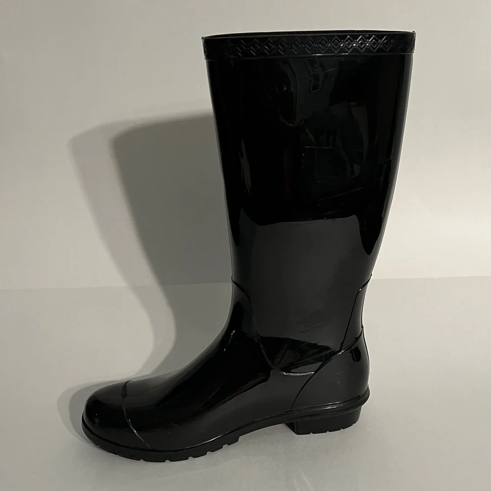 UGG Rubber Rain Boots, women’s size 8. Glossy Boot in Black. Sherpa insoles